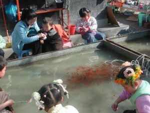 Children in renmin park Chengdu